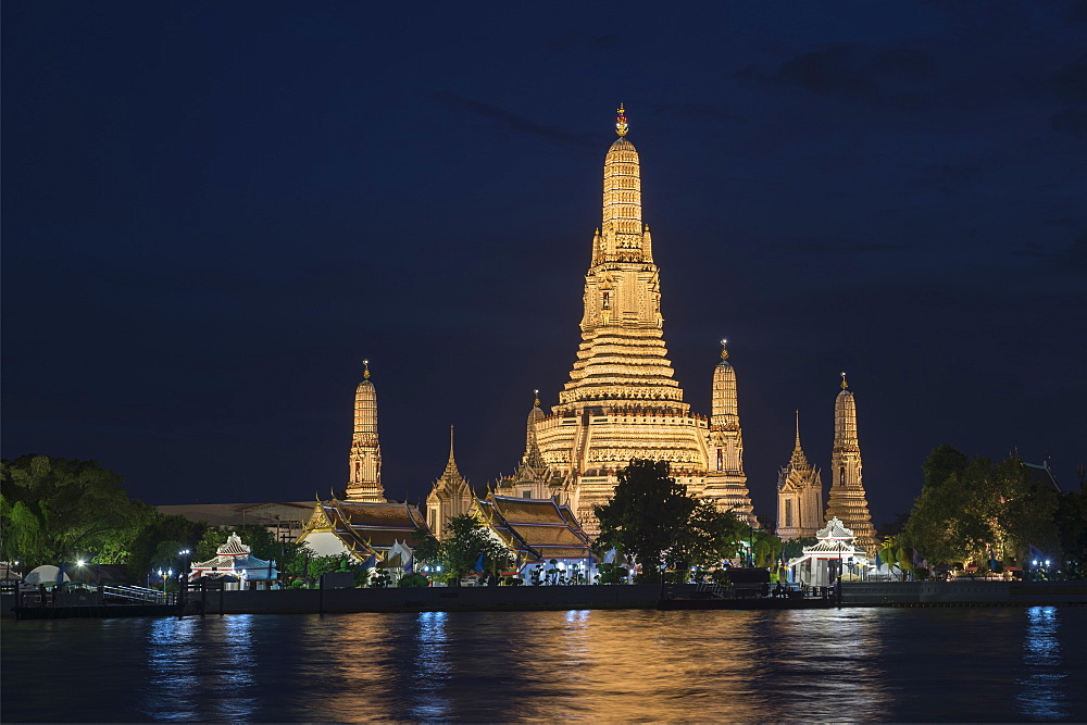 Wat Arun (Temple of Dawn) at twilight in Bangkok, Thailand, Southeast Asia, Asia