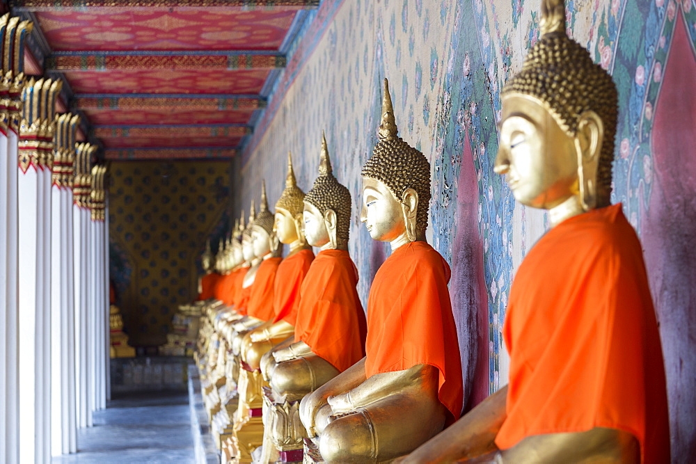 Gold Buddha statues in Wat Arun (The Temple of Dawn), Bangkok, Thailand, Southeast Asia, Asia