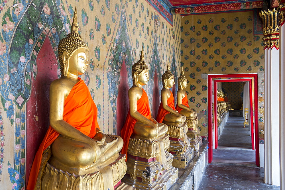 Gold Buddha statues in Wat Arun (The Temple of Dawn), Bangkok, Thailand, Southeast Asia, Asia