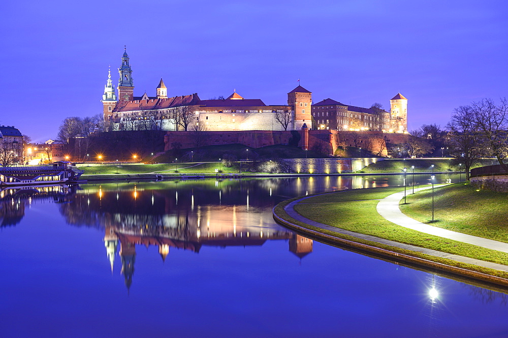 Wawel Castle, UNESCO World Heritage Site, reflected in the Vistula River, at night, Krakow, Poland, Europe