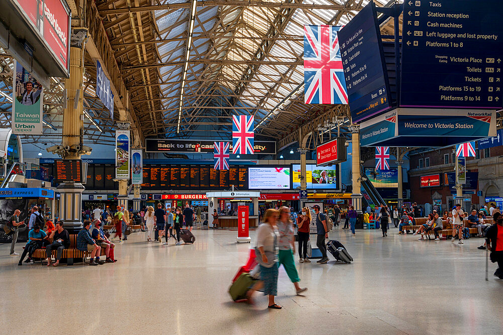 Commuters on the passenger concourse at Victoria Station in London, England, United Kingdom, Europe