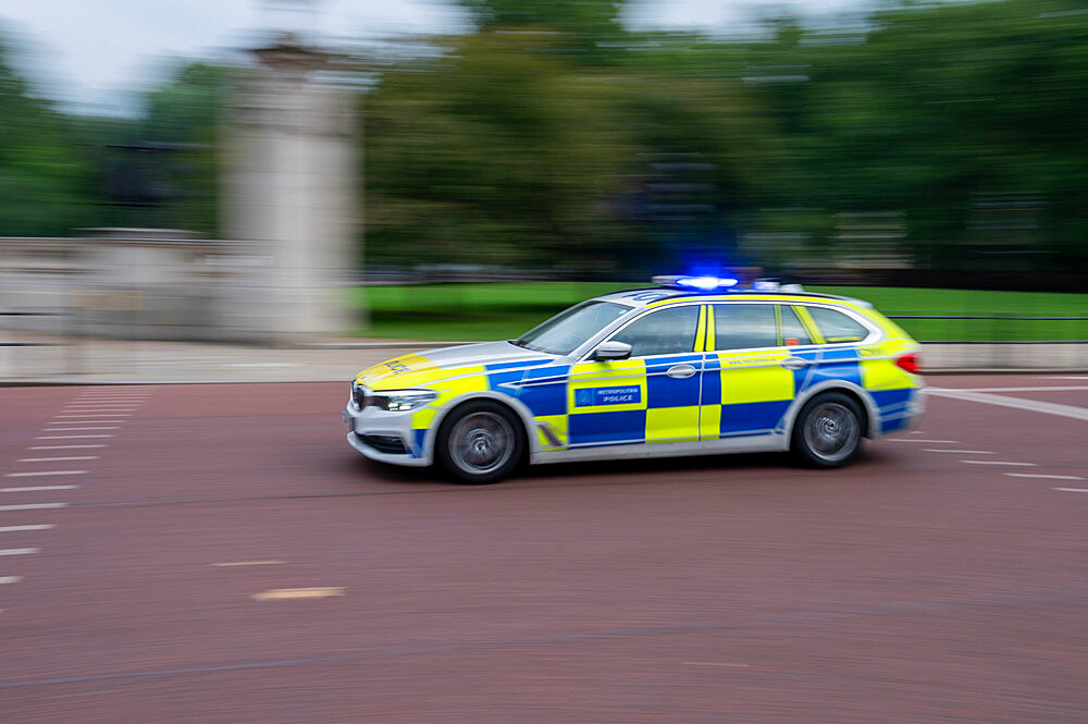 Metropolitan Police car outside Buckingham Palace in emergency state, London, England, United Kingdom, Europe