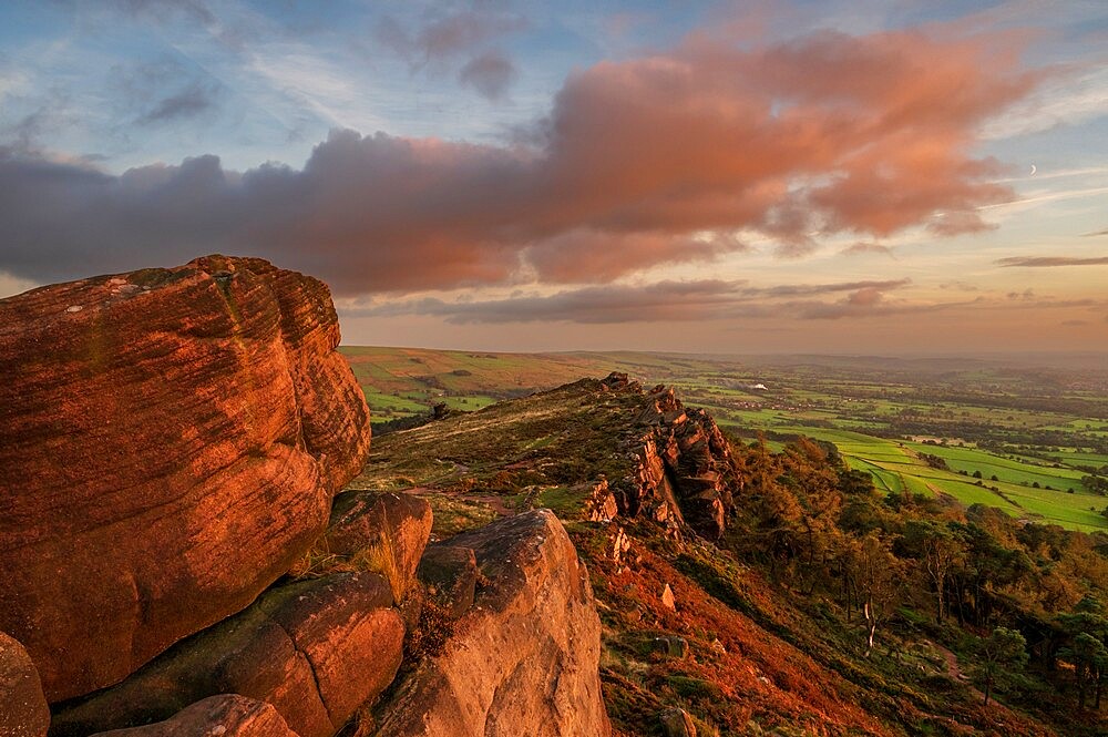 The Gritstone trail leading towards Hen Cloud at The Roaches, Peak District, Staffordshire, England, United Kingdom, Europe