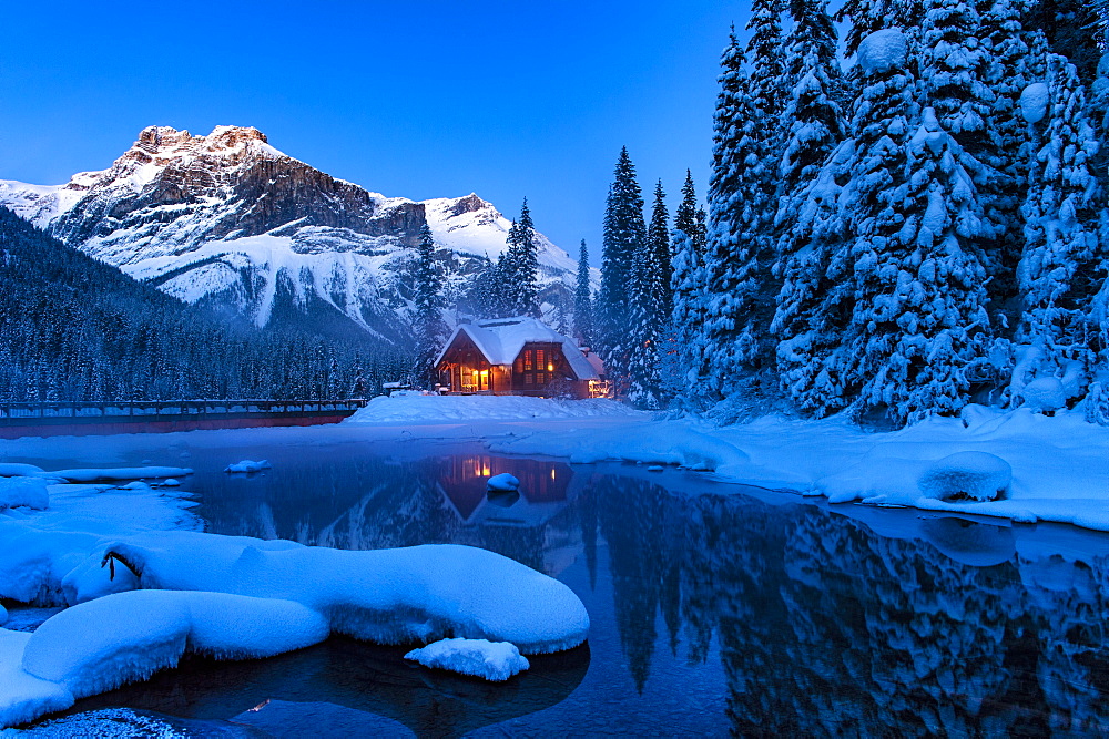 Cilantro Lodge at Emerald Lake in winter, Emerald Lake, Yoho National Park, UNESCO World Heritage Site, British Columbia, Rocky Mountains, Canada, North America