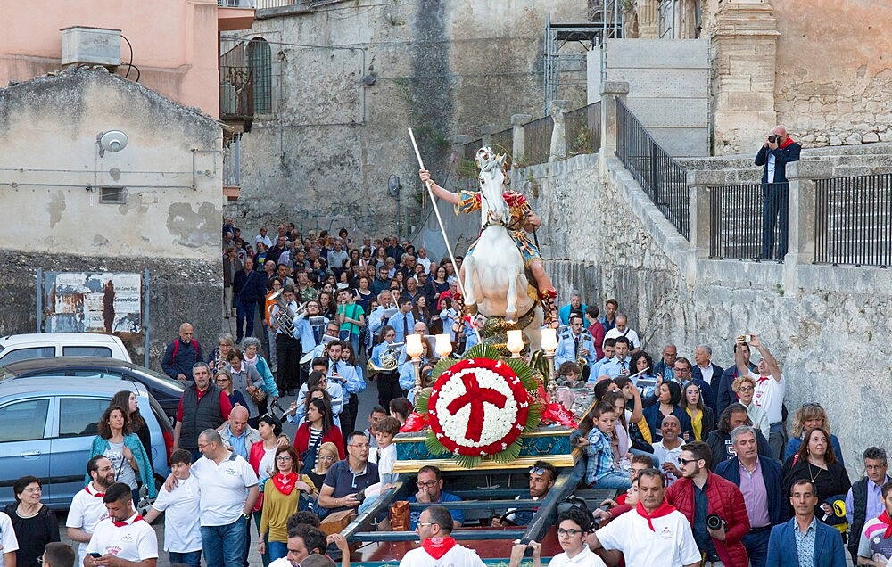 Procession to mark the Festival of San Giorgio bearing the mounted figure of St. George into Ragusa Ibla, Ragusa, Sicily, Italy, Europe