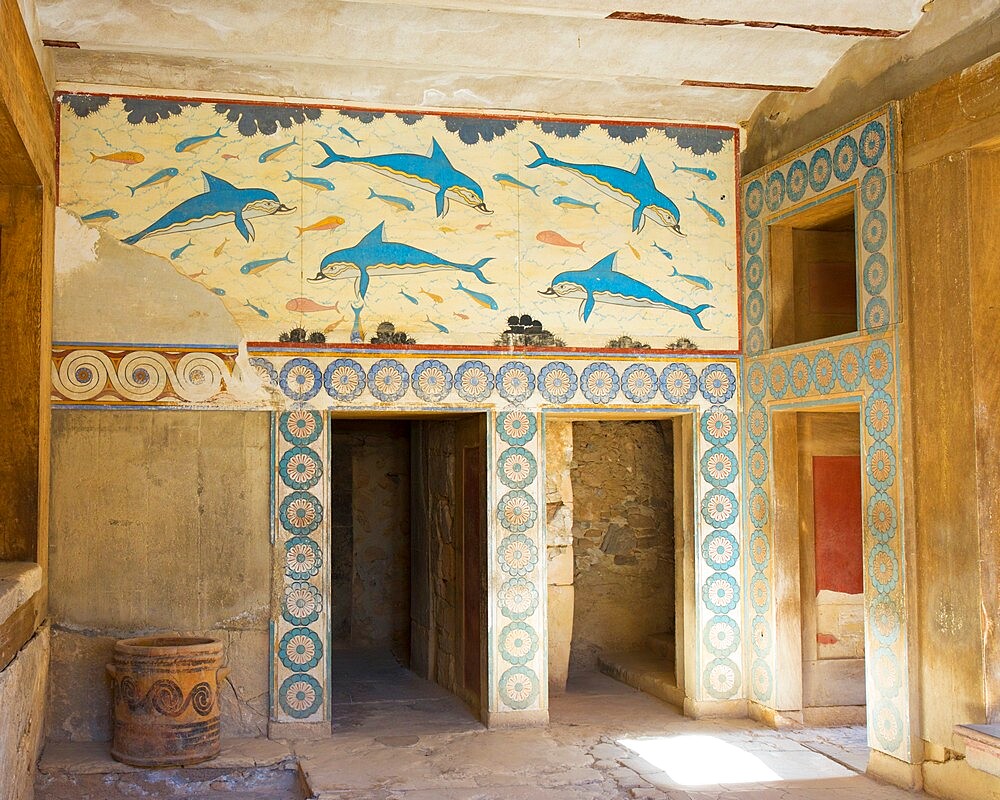 The Queen's Megaron and dolphin fresco at the Minoan Palace of Knossos (Knosos), Iraklio (Heraklion), Crete, Greek Islands, Greece, Europe