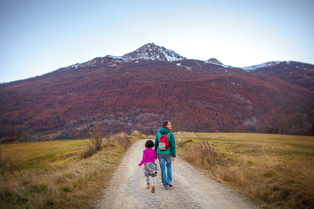 Reportage on the Jeunes Pousses, a follow-up care and pneumo-pediatric rehabilitation unit specializing in climate therapy for asthma, Brian├ºon, France