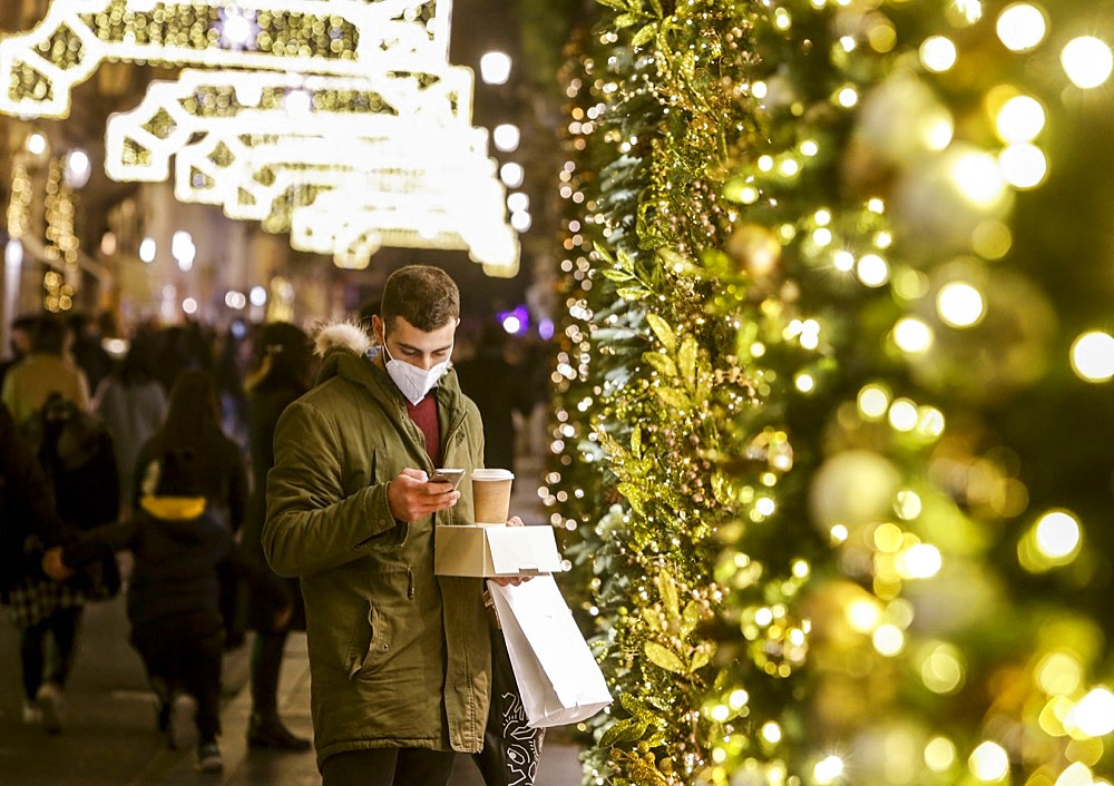 Rome. Christmas shopping on the last Sunday before Christmas and before the lockdown decided by the government to contain the new wave of infections of Covid-19. In the photo, via Condotti