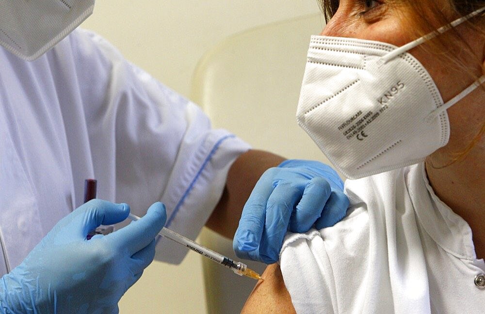 Rom, beginning of vaccinations for the staff of the Policlinico Umberto I at the Collection Center of the Urological Clinic. In the photo the doctor Katia Bruno, on the right, receiving the vaccine injection.