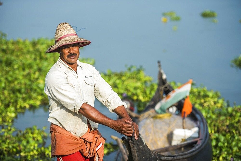 Fishermen on Mahatma Gandhi Beach, Fort Kochi, Cochin, Kerala, India