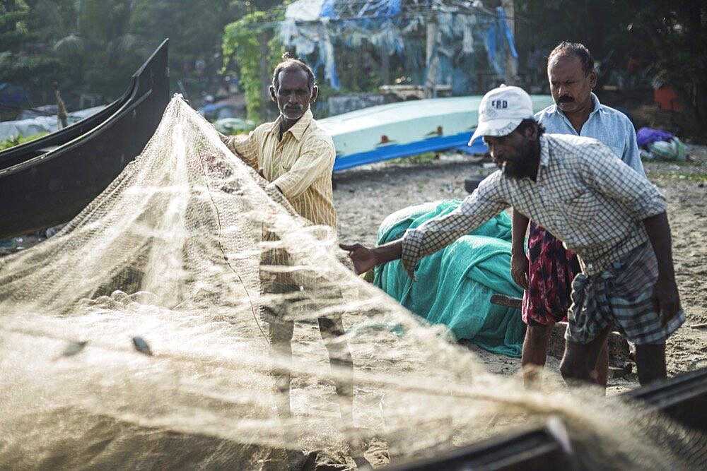 Fishermen on Mahatma Gandhi Beach, Fort Kochi, Cochin, Kerala, India