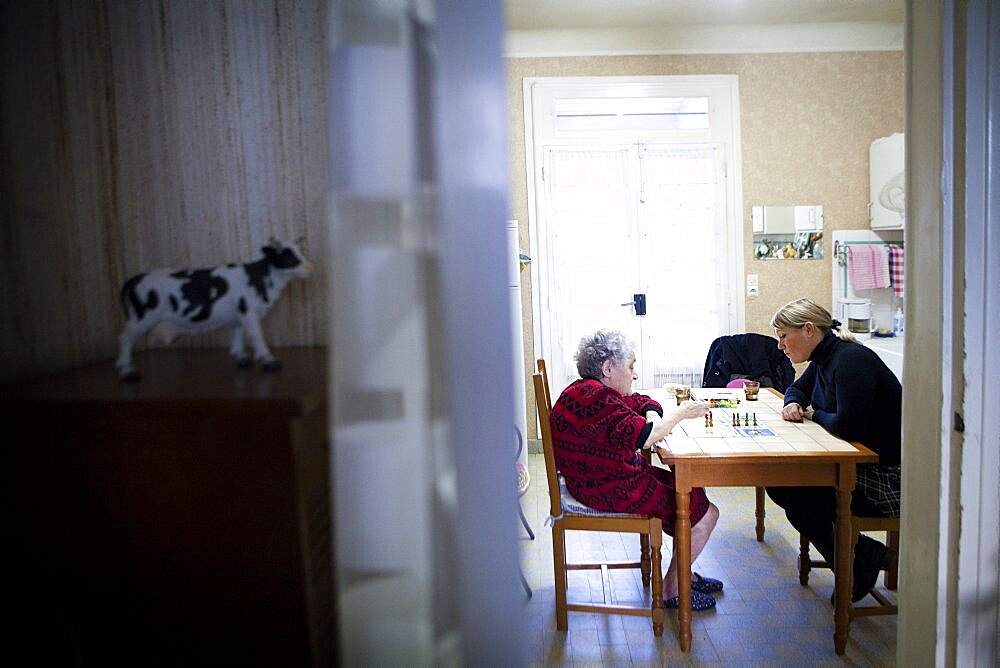 Reportage on a home help service which provides help for isolated elderly people in the Ile-de-France area of France.