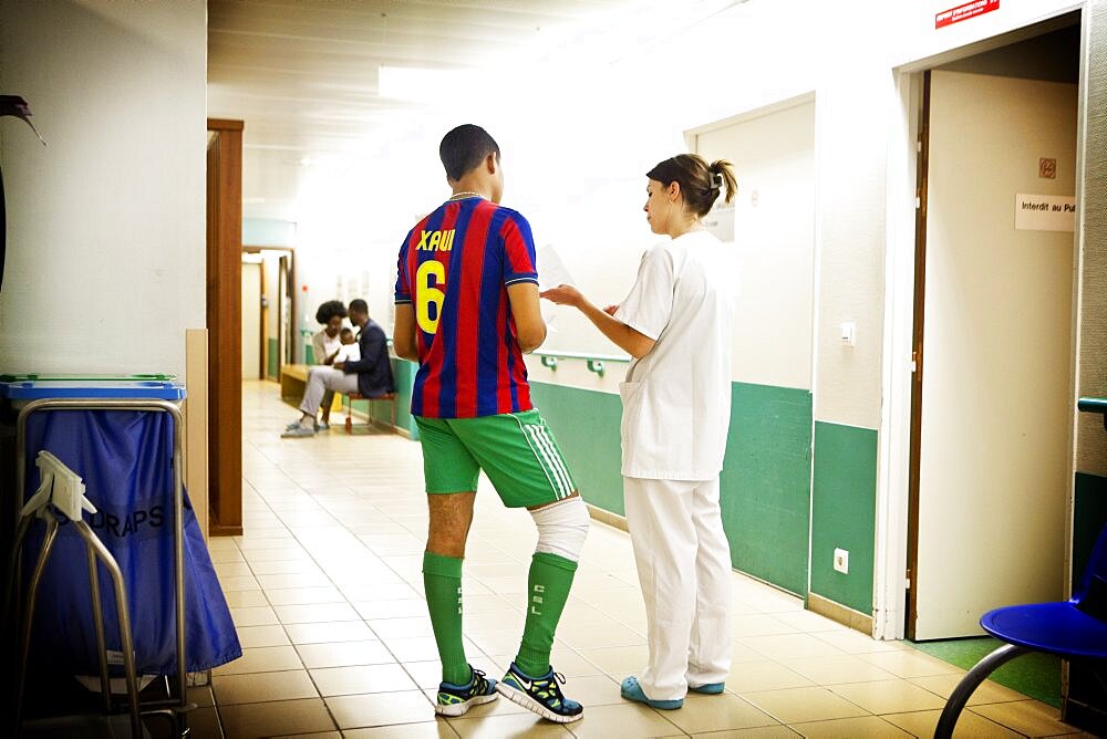 Reportage in the A&E department of Robert Ballanger general hospital, France. A nurse talks to a patient.