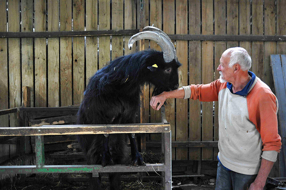 Former high-level sportsman Xavier Philippe has converted to goat farming and the manufacture and sale of fresh cheese, tomme cheese, cottage cheese, cheese, yogurt, organic milk