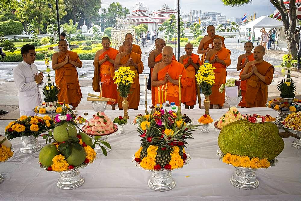 Monks, religious ceremony, in Wat Arun (Temple of Dawn), also called Wat Bangmakok Noek, Bangkok, Thailand