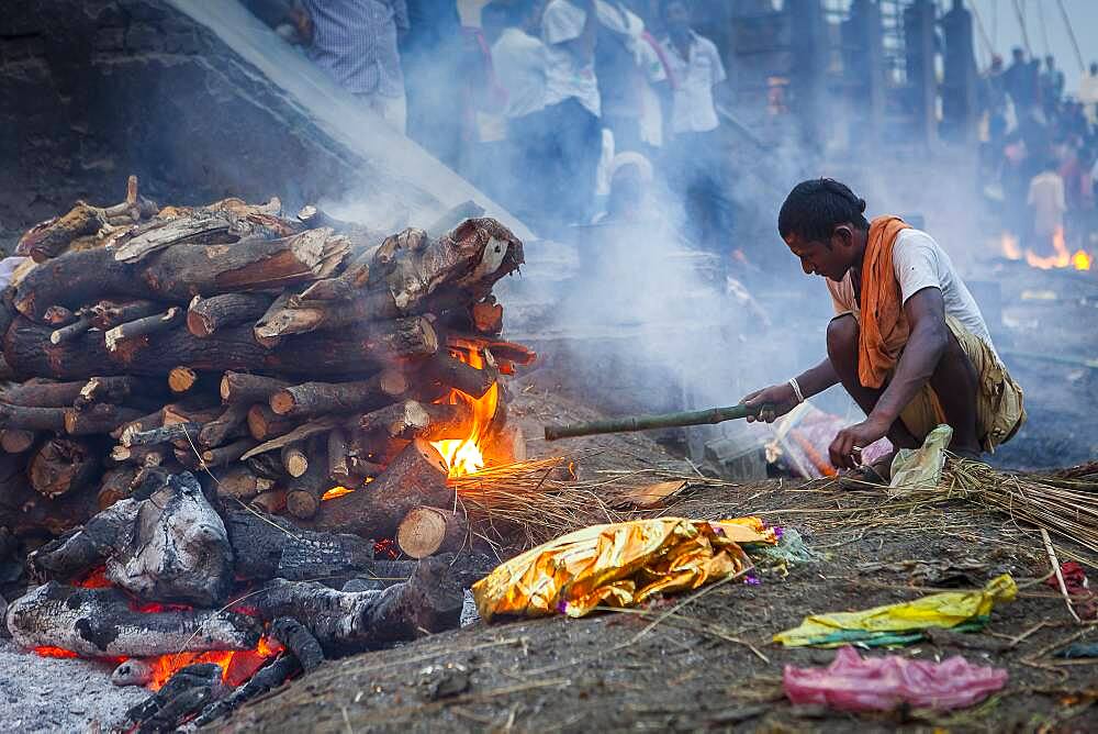 Cremation of a body, in Manikarnika Ghat, the burning ghat, on the banks of Ganges river, Varanasi, Uttar Pradesh, India.