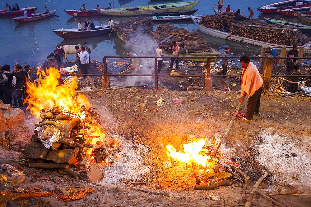 Cremation of bodies, in Manikarnika Ghat, the burning ghat, on the banks of Ganges river, Varanasi, Uttar Pradesh, India.