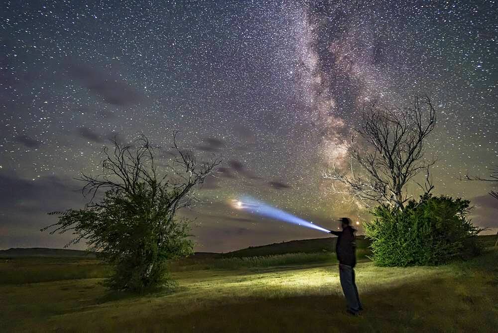 A selfie of me pointing at Mars at Grasslands National Park, August 6, 2018.