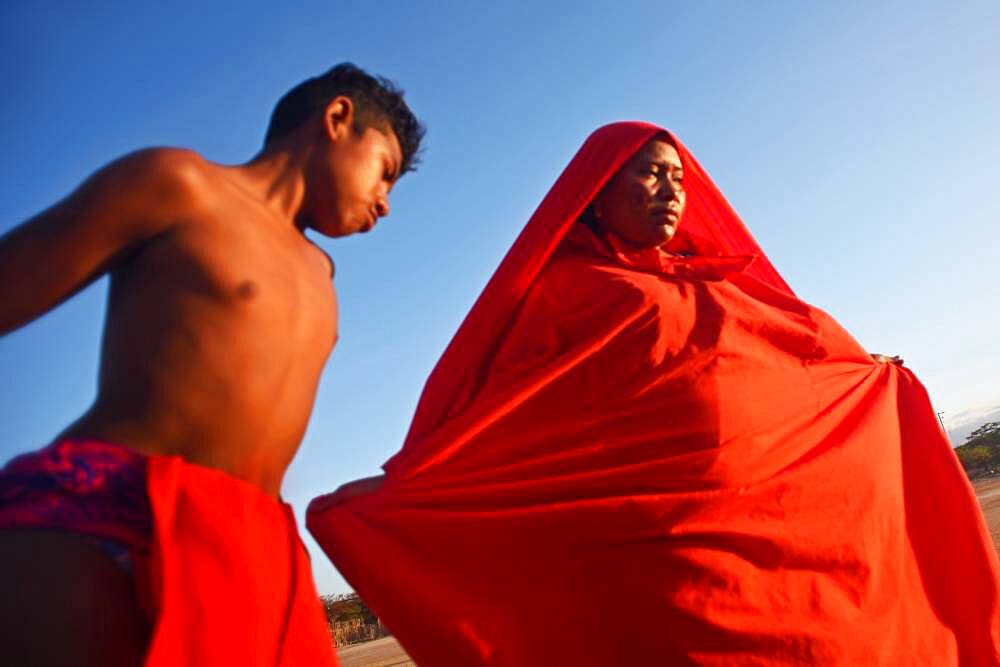 Yonna dance, also called Chichamaya, carries a considerable symbolic charge for the Wayuu indigenous people of Colombia, representing three basic principles for this tribal group: Social equality, collective solidarity and the improvement of relations between the human being and the Cosmos.