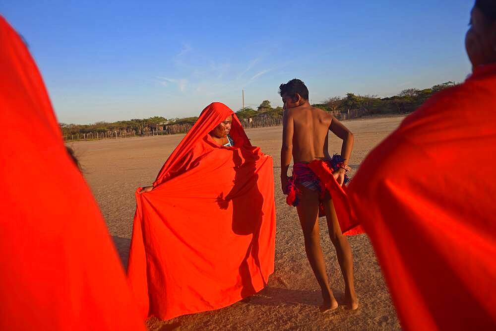 Yonna dance, also called Chichamaya, carries a considerable symbolic charge for the Wayuu indigenous people of Colombia, representing three basic principles for this tribal group: Social equality, collective solidarity and the improvement of relations between the human being and the Cosmos.