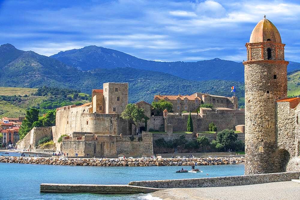 Royal castle of Collioure and landscape seaside beach of the picturesque village of Colliure, near Perpignan at south of France Languedoc-Roussillon Cote Vermeille Midi Pyrenees Occitanie Europe