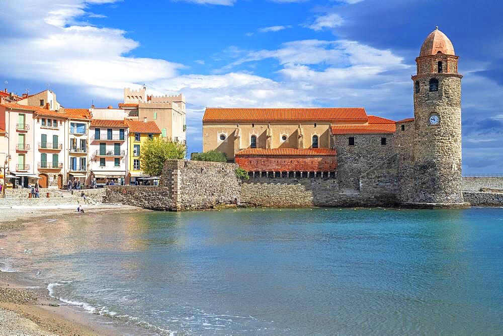 Notre-Dame-des-Anges church and landscape seaside beach of the picturesque village of Collioure, near Perpignan at south of France Languedoc-Roussillon Cote Vermeille Midi Pyrenees Occitanie Europe