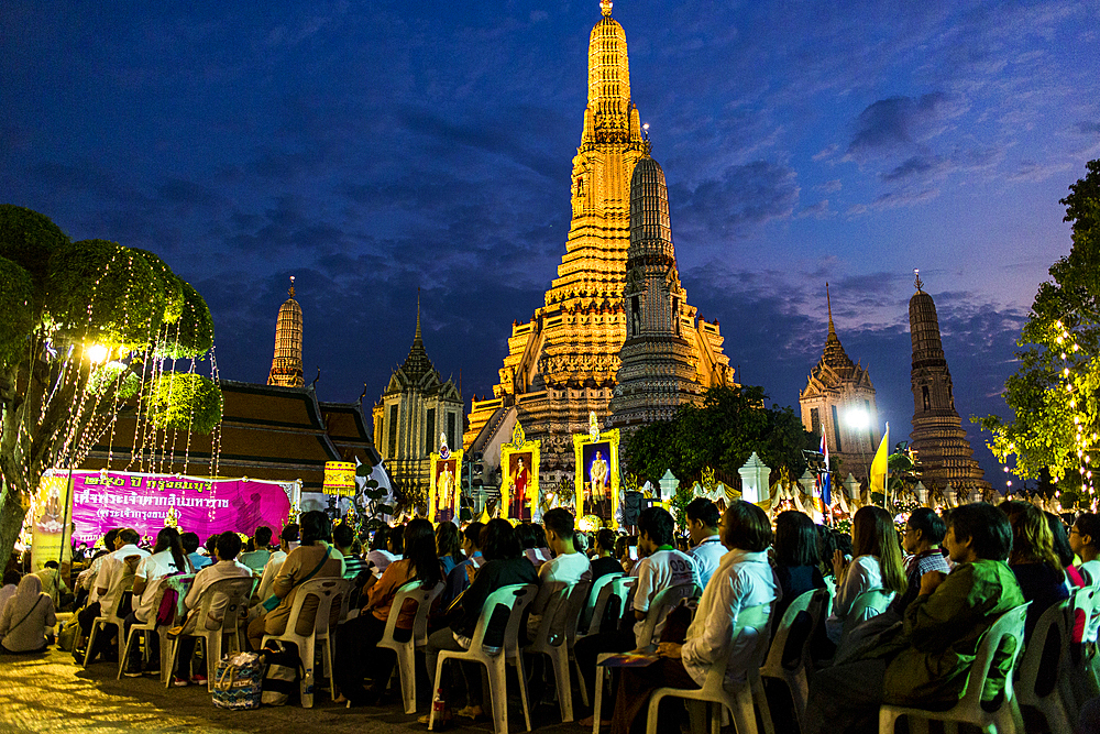 Buddhist ceremony at sunset in Wat Arun temple