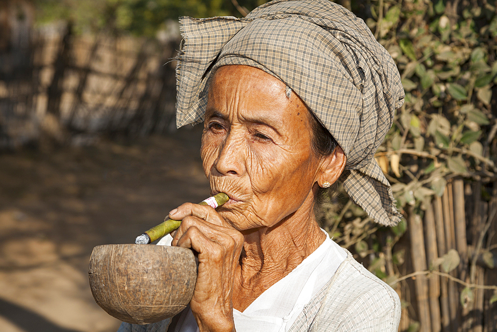 Old woman smoking a cheroot, Minnanthu, Bagan, Myanmar, (Burma)