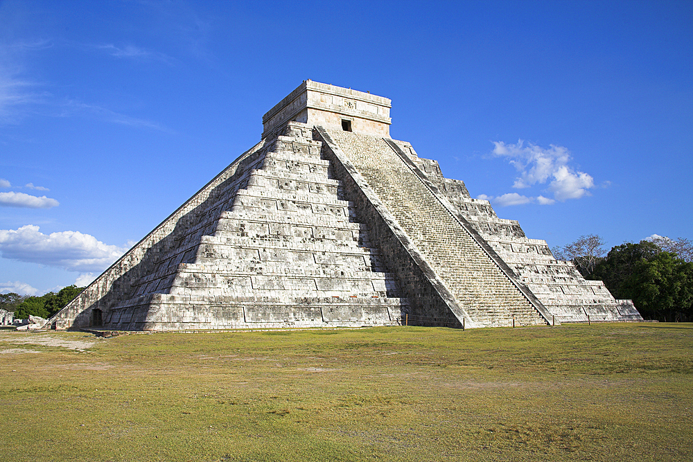 El Castillo, Pyramid of Kukulkan, Chichen Itza Archaeological Site, Chichen Itza, Yucatan State, Mexico