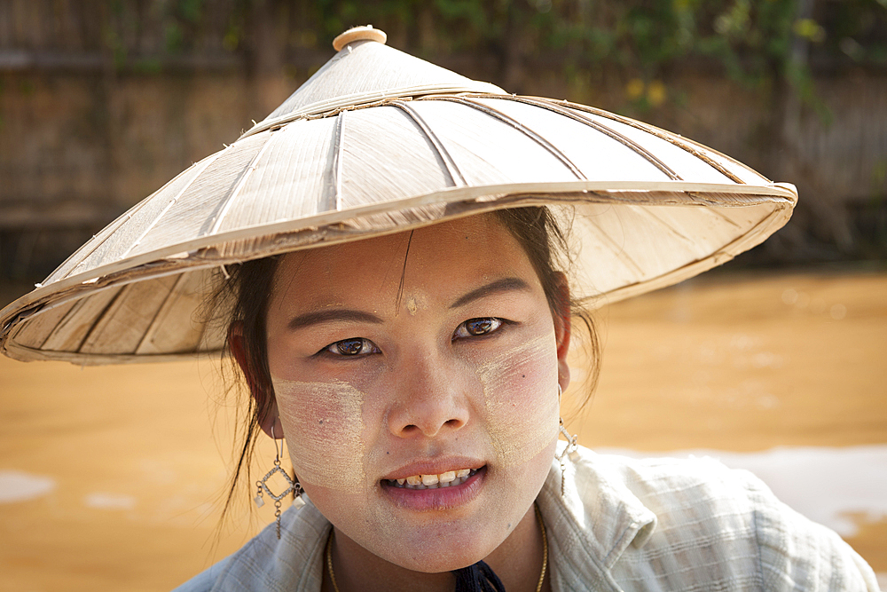 Young woman wearing a coolie hat, Ywama, Inle Lake, Shan State, Myanmar, (Burma)