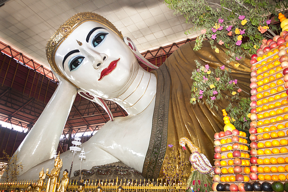 Reclining Buddha, Chaukhtatgyi Pagoda, Yangon, (Rangoon), Myanmar, (Burma)