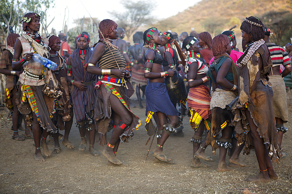 traditional dancing of the hamer tribe