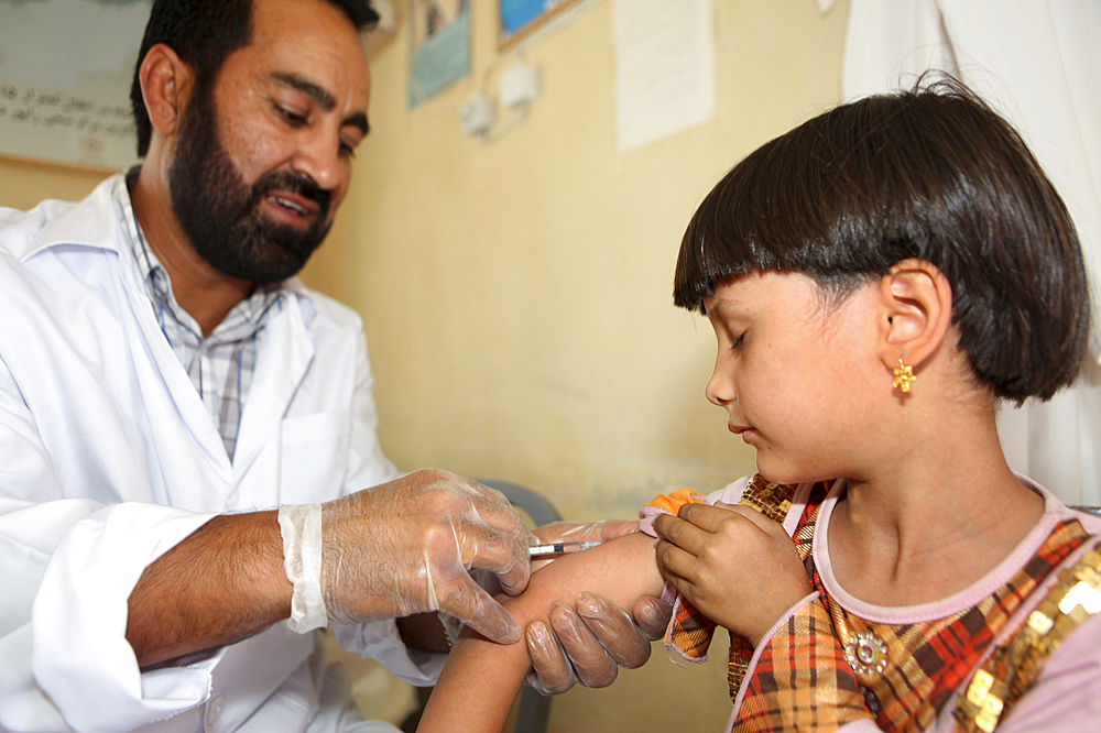 Afghan children being vaccinated