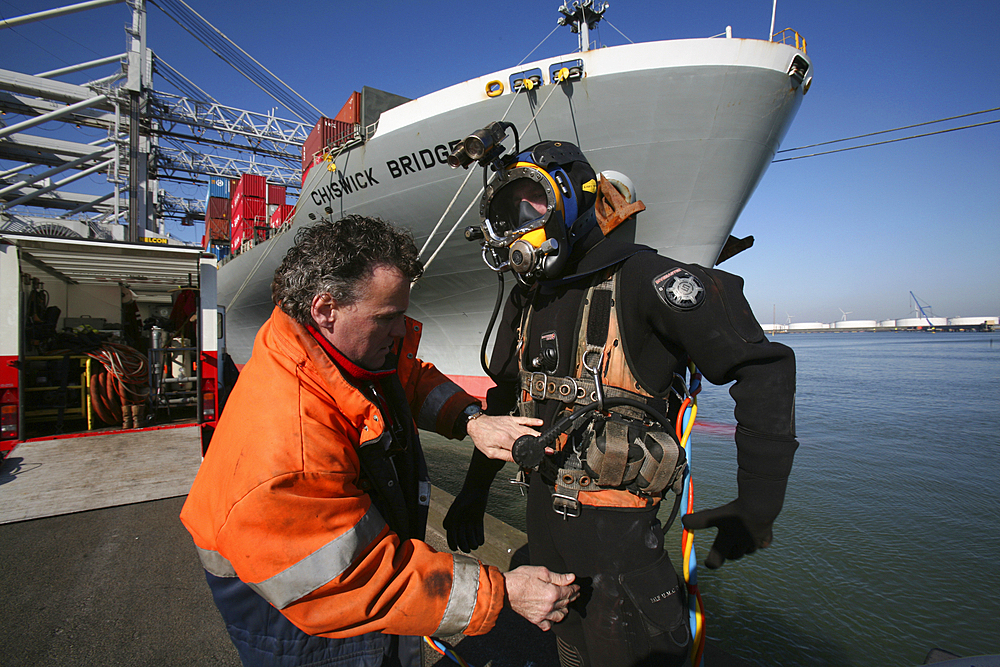 divers at work