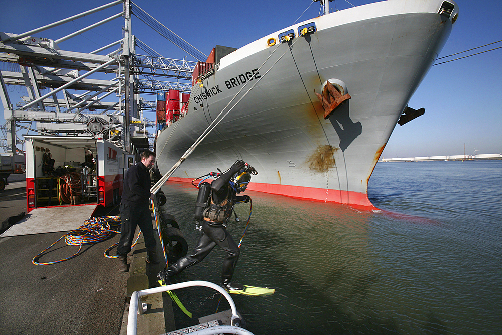 divers at work