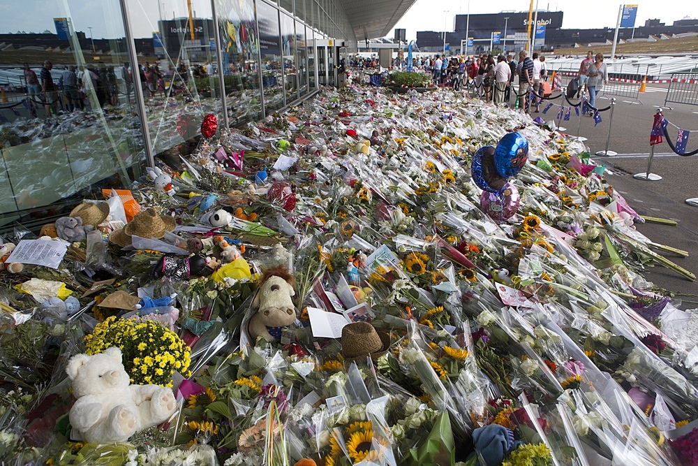 memorial of MH 17 crash at schiphol airport (17 juli 2014)