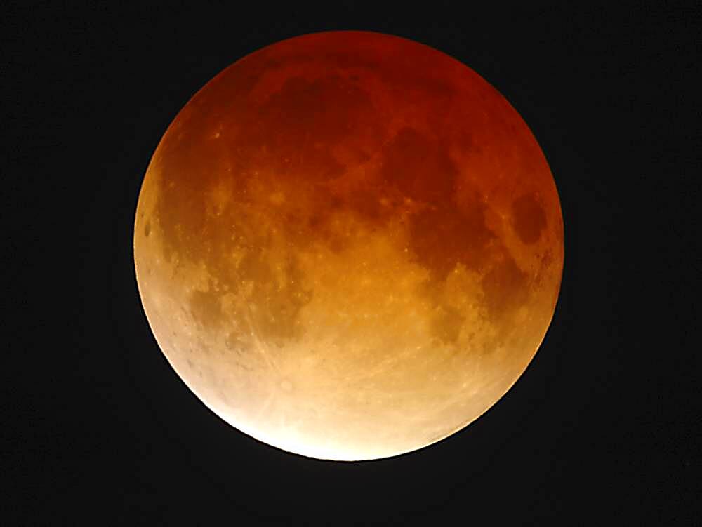 Total lunar eclipse November 8, 2003