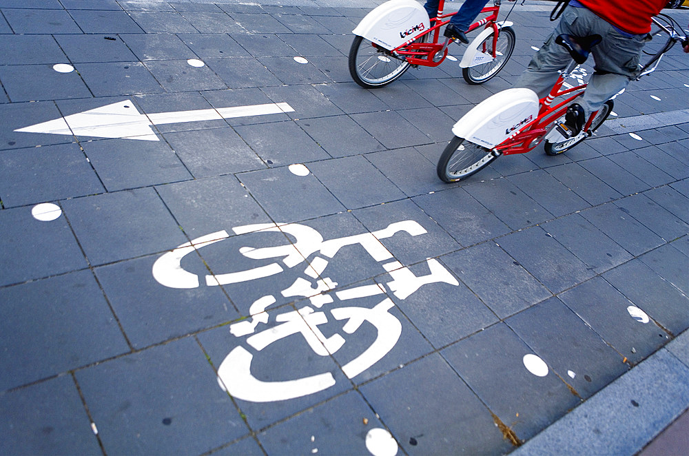 Barcelona: Bike lane. Â´BicingÂ´ bike rental, part of the public transport system. Bike line in Passeig Colom