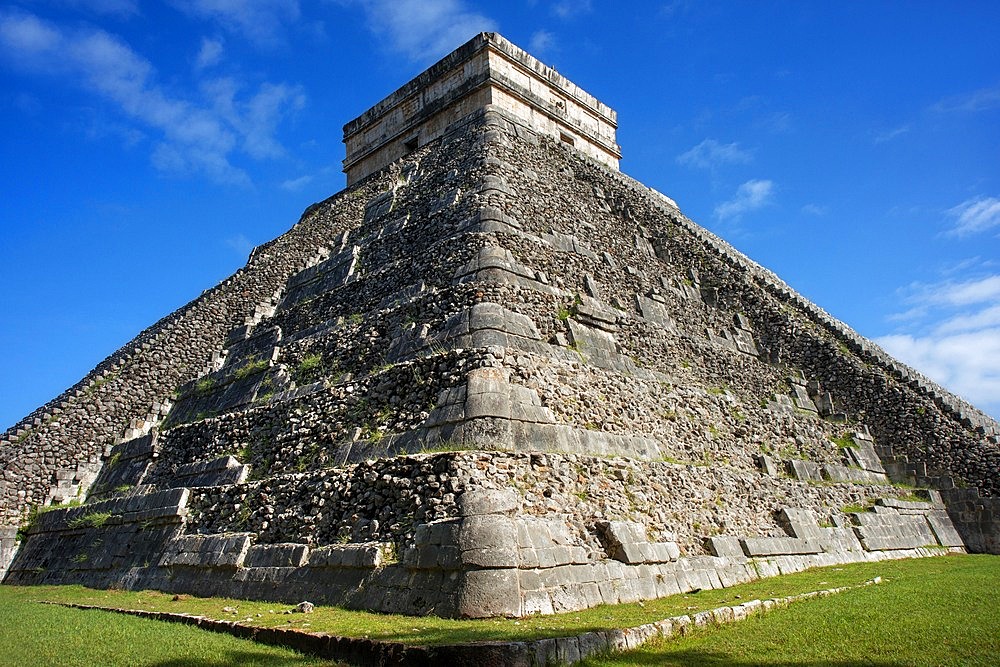 El Castillo, The Pyramid of Kukulkán, is the Most Popular Building in the UNESCO Mayan Ruin of Chichen Itza Archaeological Site Yucatan Peninsula, Quintana Roo, Caribbean Coast, Mexico