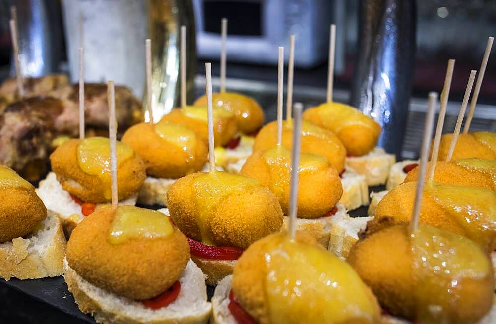 Pintxos, in Víctor Montes restaurant, 8 Plaza Nueva or 8 Plaza Berria, Bilbao, España