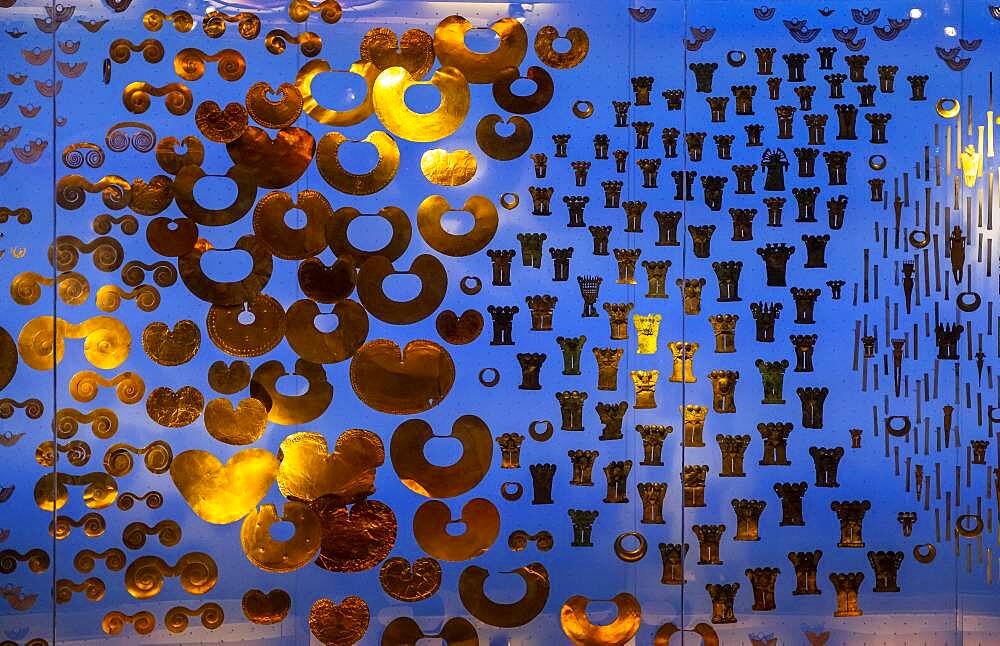 Offering room, sala de la ofrenda, Gold artifacts on display, Gold museum, Museo del Oro, Bogota, Colombia, America