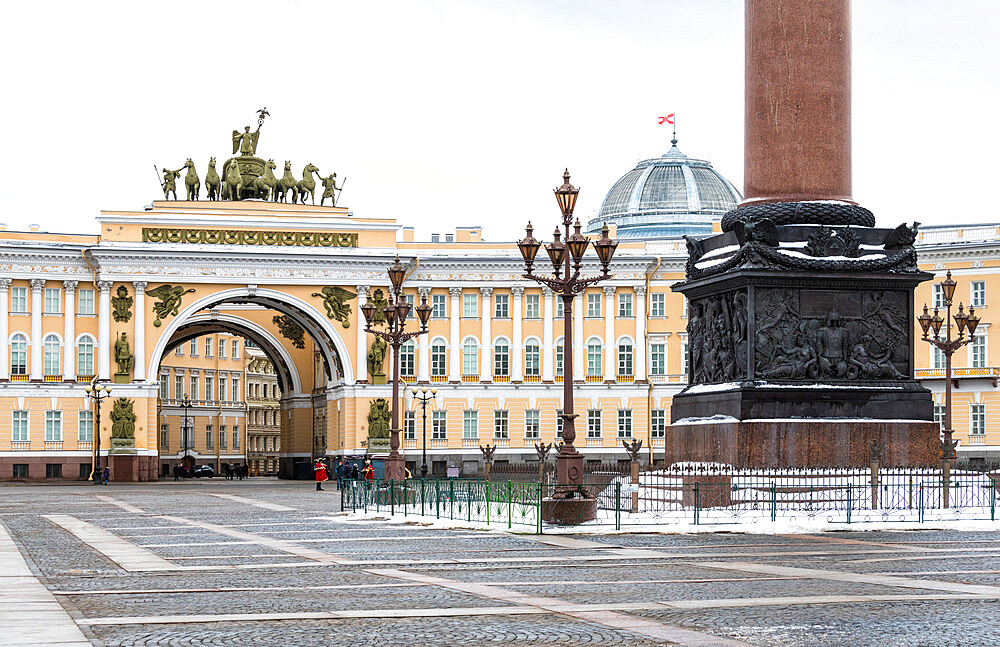 View towards General Staff Building and Alexander Column (Aleksandriyskaya kolonna) on Palace Square, UNESCO World Heritage Site, Saint Petersburg, Russia, Eurasia