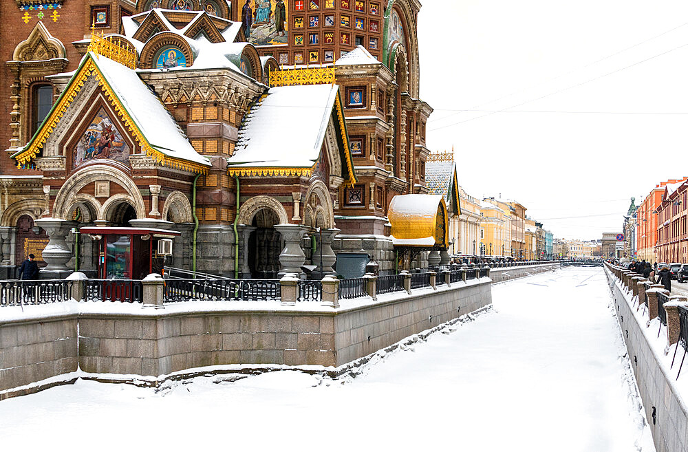 View towards Church on Spilt Blood (Khram Spasa na Krovi) and Griboedov Canal in winter, UNESCO World Heritage Site, Saint Petersburg, Russia, Eurasia