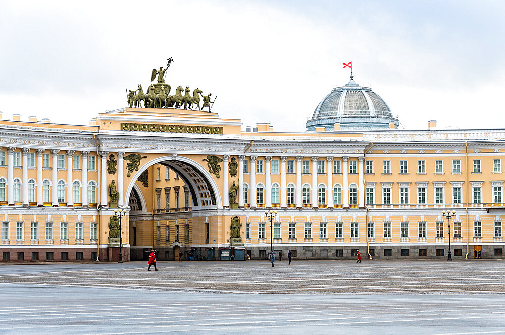 View towards General Staff Building, Palace Square (Dvortsovaya Ploshchad), UNESCO World Heritage Site, Saint Petersburg, Russia, Eurasia