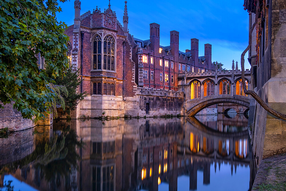 St John's College, the Bridge of Sighs and the River Cam at night, Cambridge University, Cambridge, Cambridgeshire, England, UK