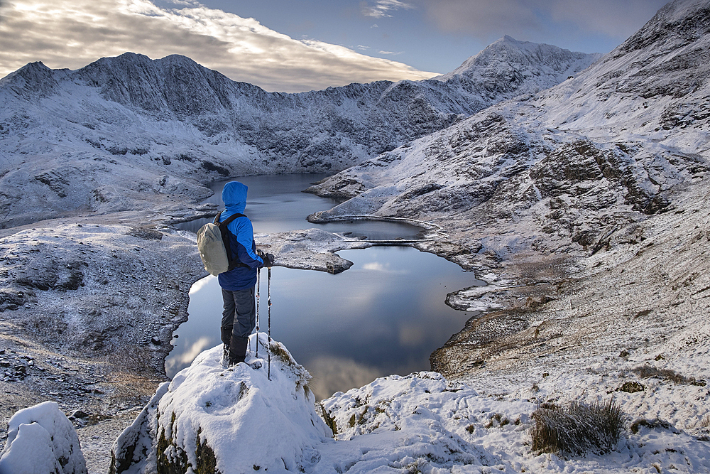 Walker looking out over Mount Snowdon (Yr Wyddfa), Y Lliwedd and Llyn Llydaw in winter, Snowdon Horseshoe, Cwm Dyli, Eryri, Snowdonia National Park, North Wales, United Kingdom, Europe