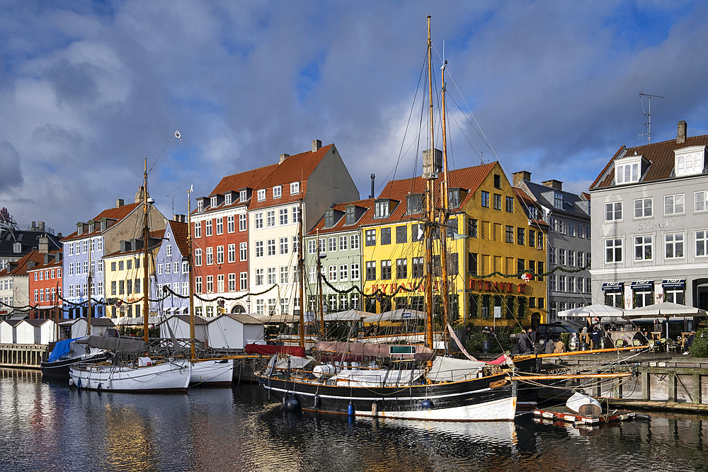 Colourful buildings and tall masted boats on the waterfront at Nyhavn, Nyhavn Canal, Nyhavn, Copenhagen, Denmark, Europe