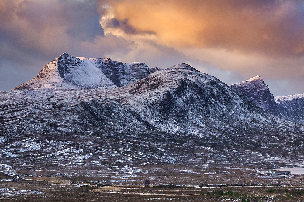 Sunrise over the mountains of Assynt in winter, Ben Mor Coigach, Beinn Tarsuinn, and Sgurr an Fhidhleir, Assynt-Coigach National Scenic Area, Assynt, Inverpolly, Sutherland, Scottish Highlands, Scotland, United Kingdom, Europe