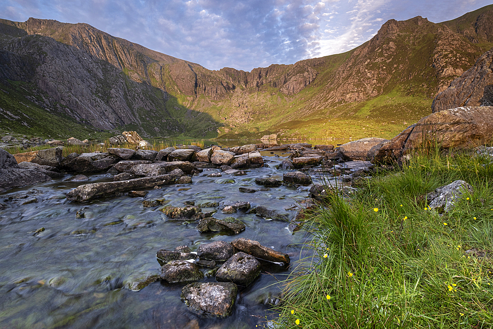 Llyn Idwal and the Devils Kitchen in summer, Cwm Idwal, Snowdonia National Park (Eryri), North Wales, United Kingdom, Europe