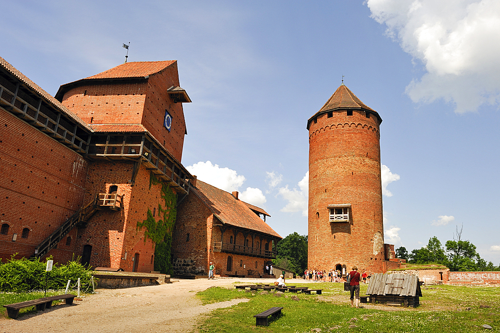 Medieval brick castle, Turaida Museum Reserve, Sigulda,Gauja National Park, Vidzeme Region, Latvia, Baltic region, Europe